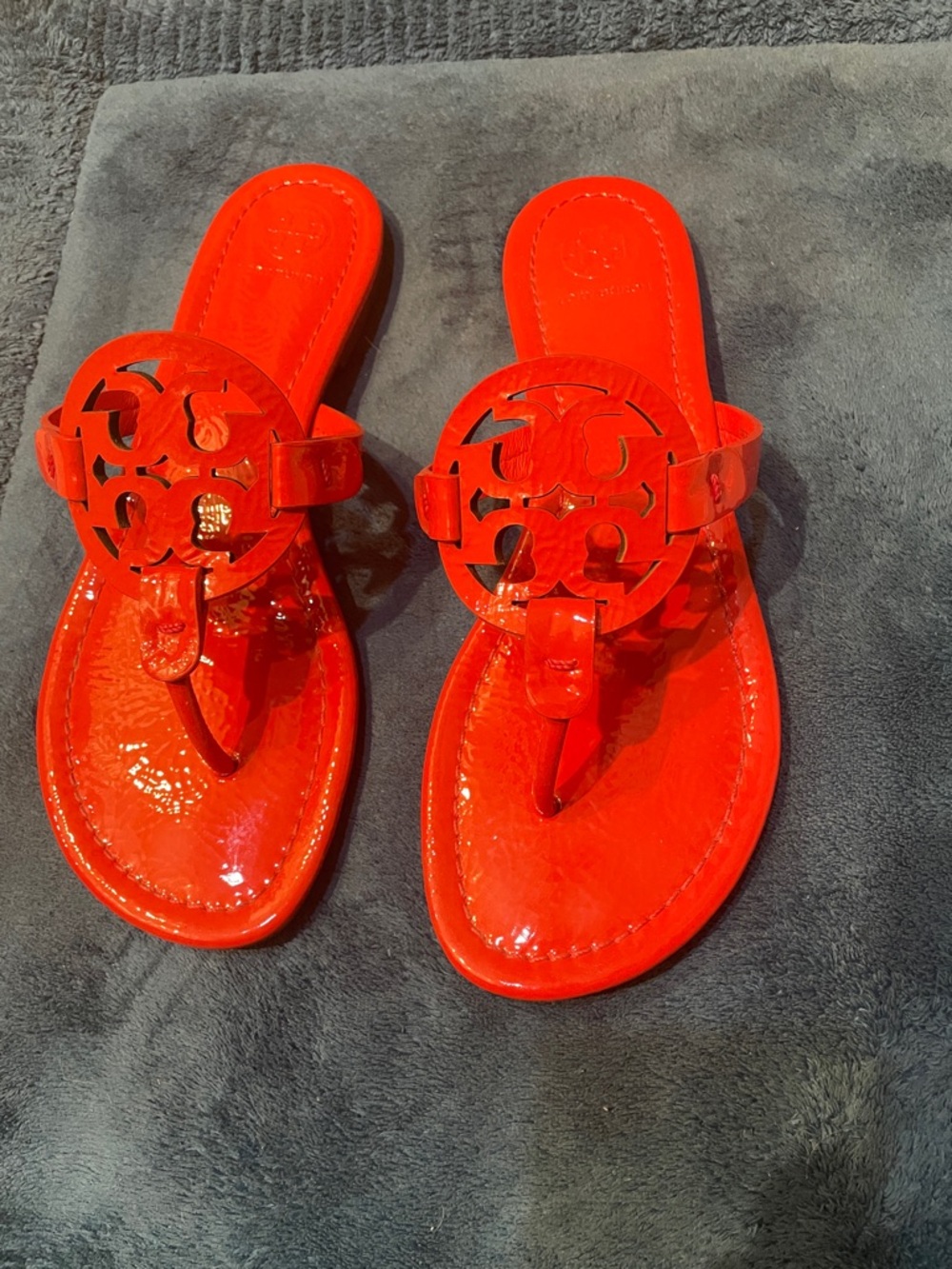 Tory Burch Bright Red Logo Cutout Thong Sandals - Picture 2 of 5